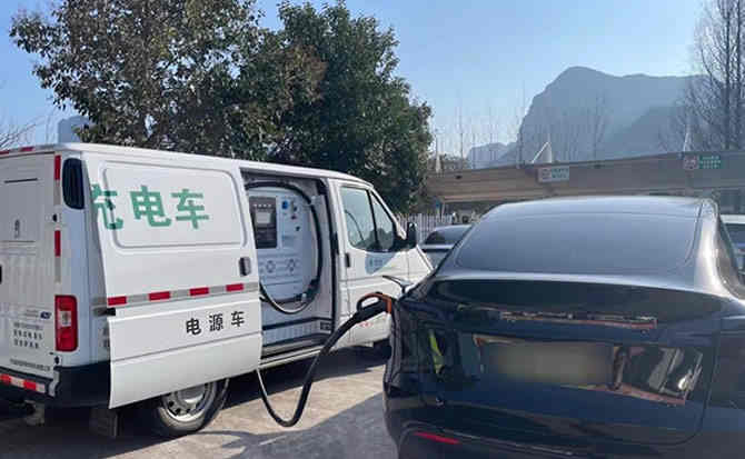 来宾汽车搭电